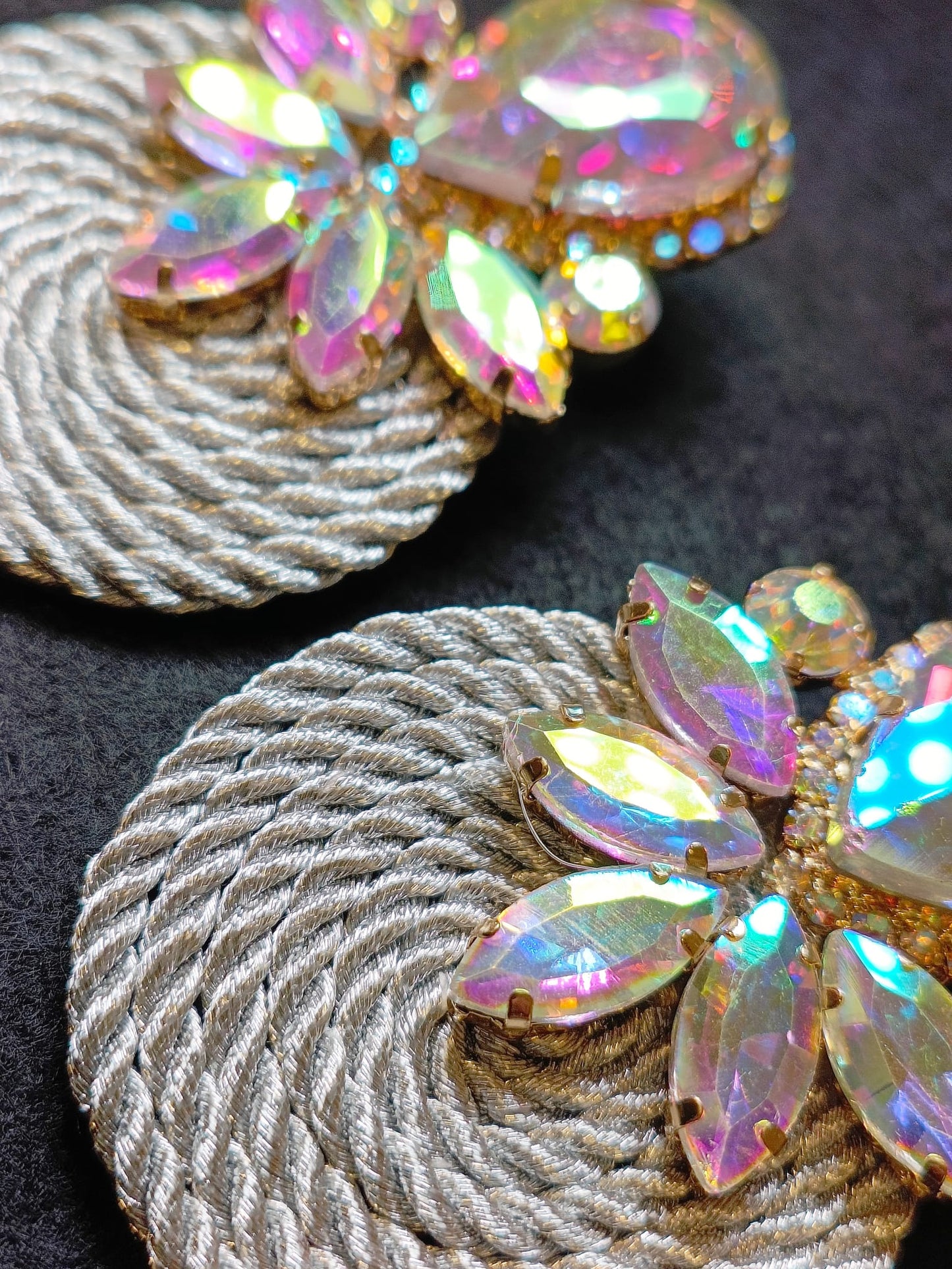 Orecchini Artigianali Grigi Rotondi