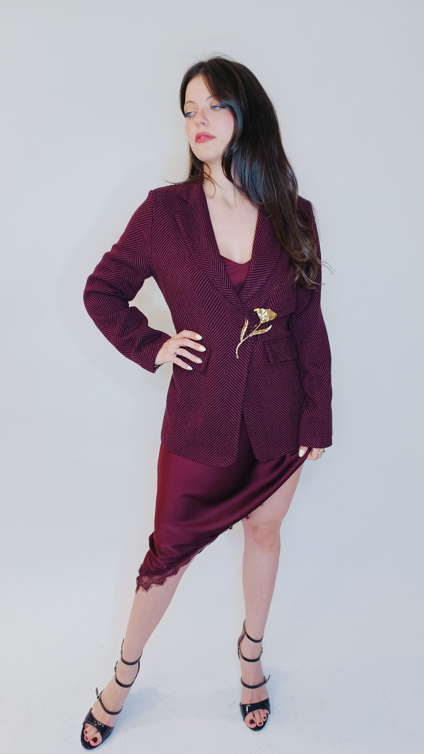 Giacca bordeaux con spilla