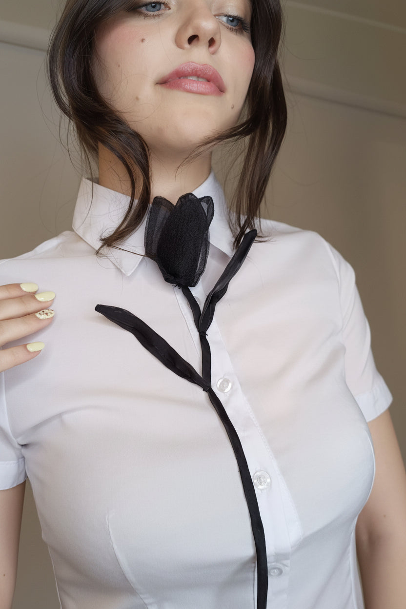 Camicia Bianca a Maniche Corte con Tulipano Tridimensionale Nero