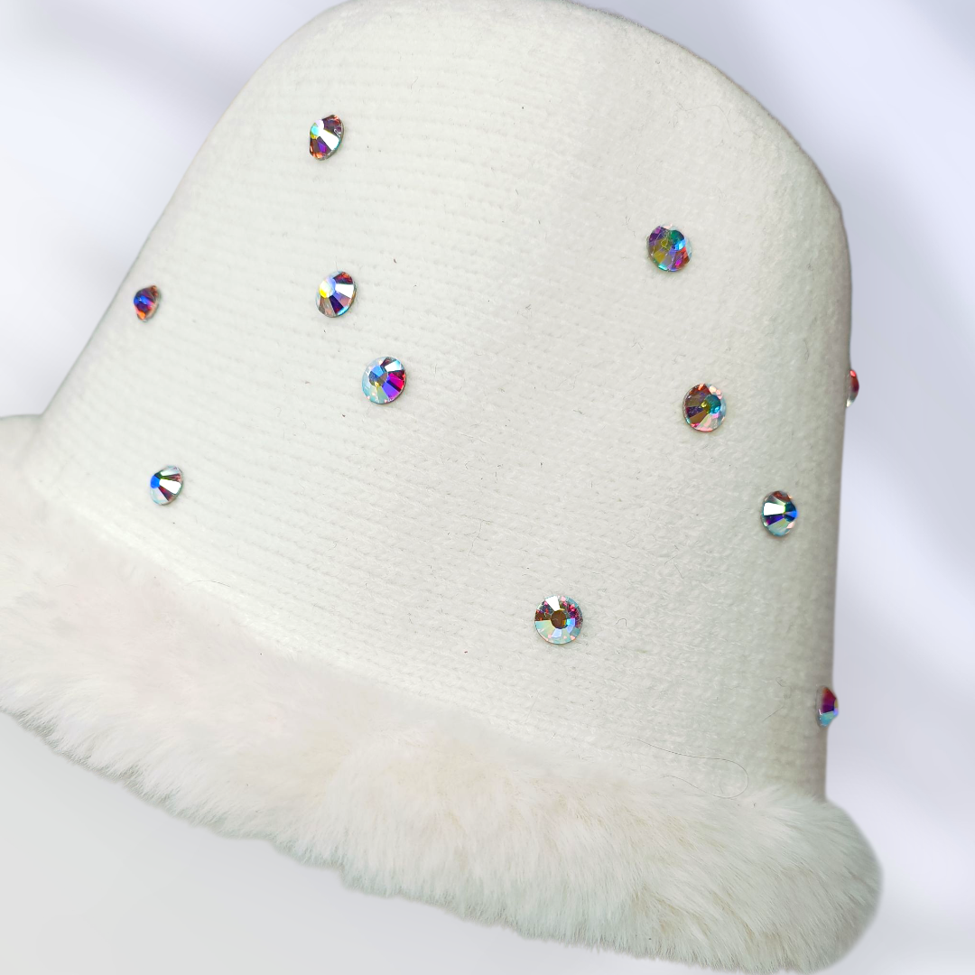 Cappello ecopelliccia e cristalli