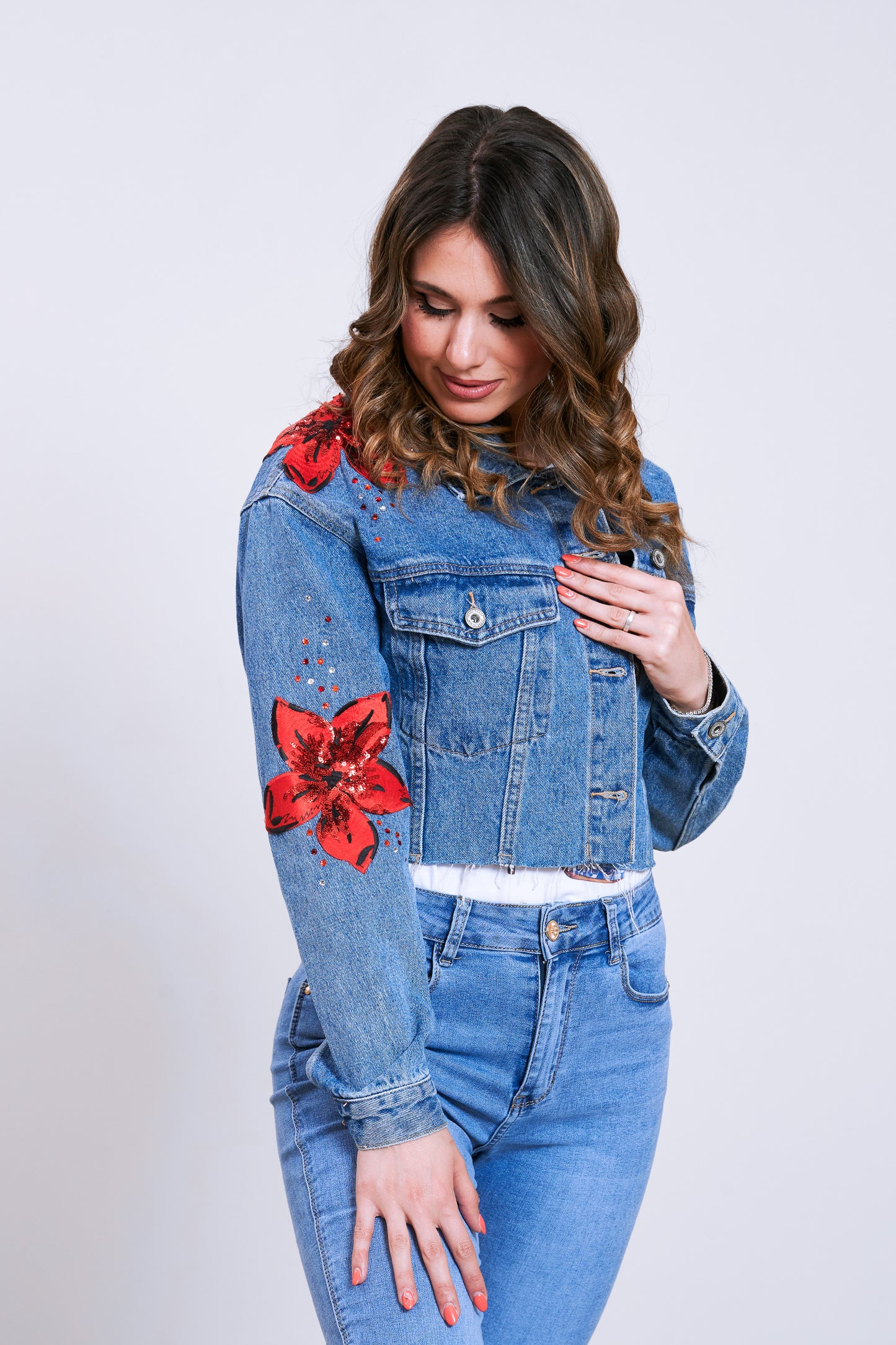 Giubbino di jeans con applicazioni rosse