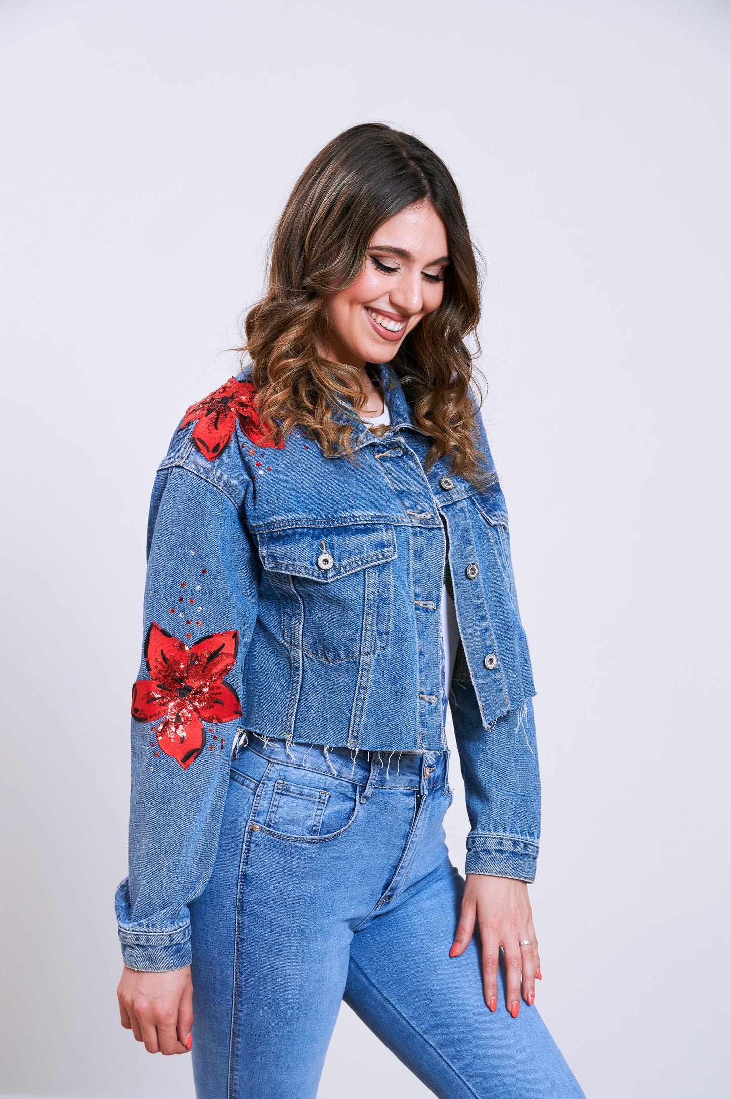 Giubbino di jeans con applicazioni rosse