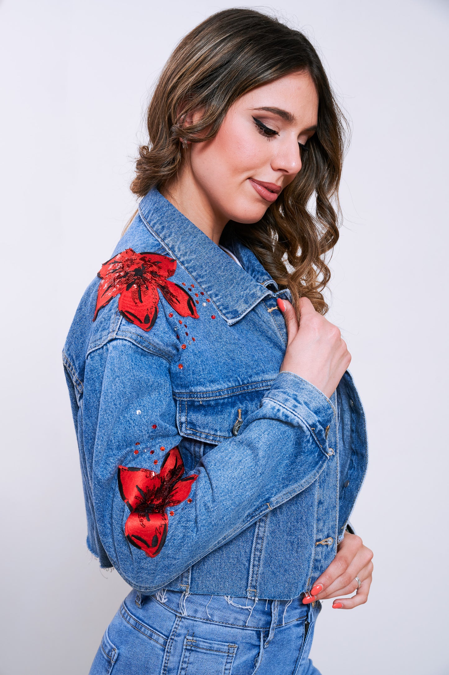 Giubbino di jeans con applicazioni rosse