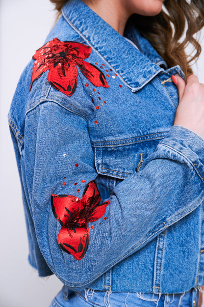 Giubbino di jeans con applicazioni rosse