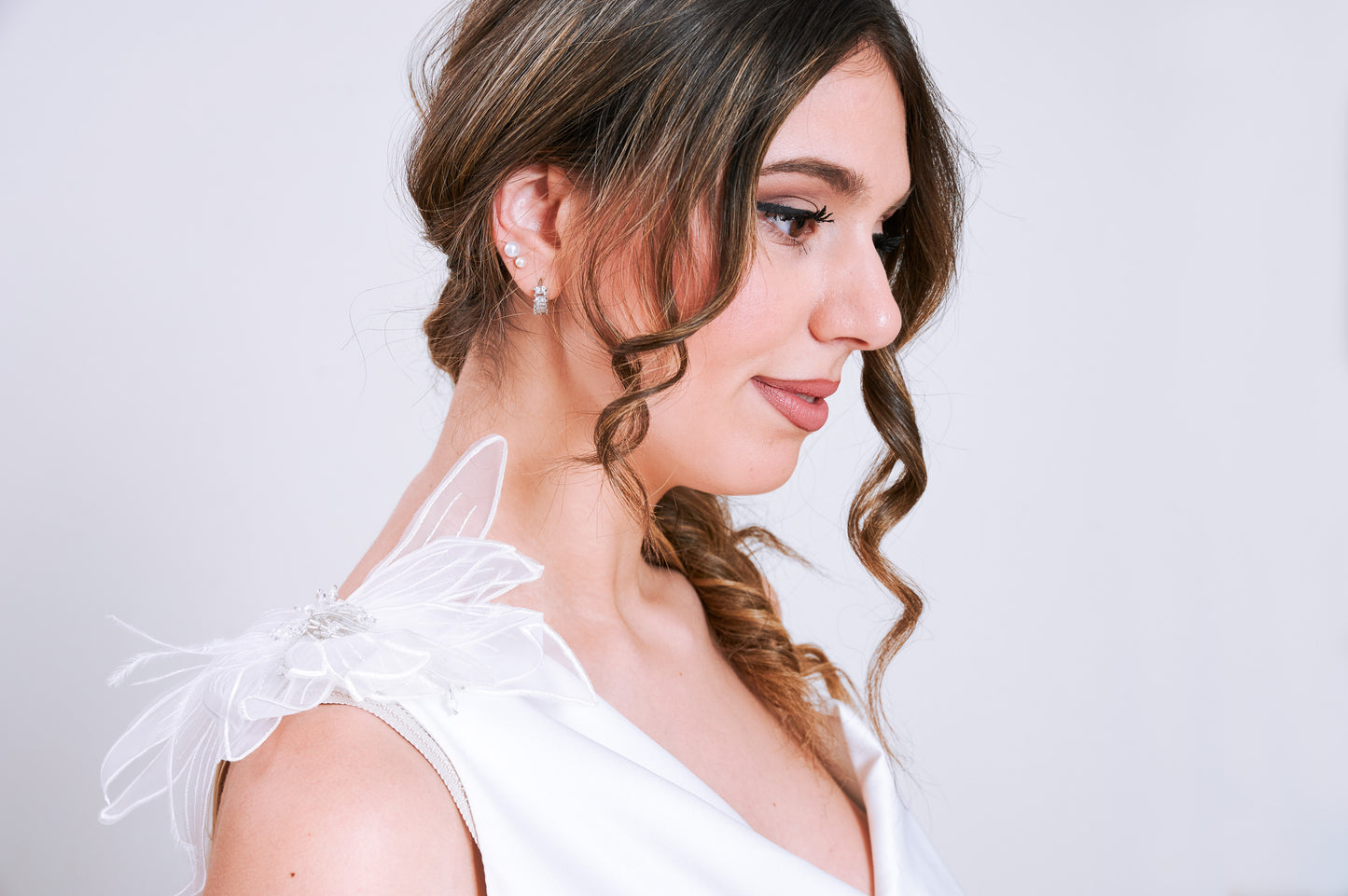 Top Bianco con fiore tridimensionale sulla spalla