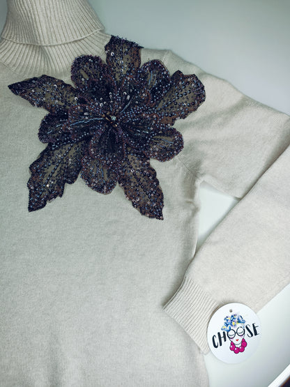 Maglioncino Dolcevita fiore tridimensionale