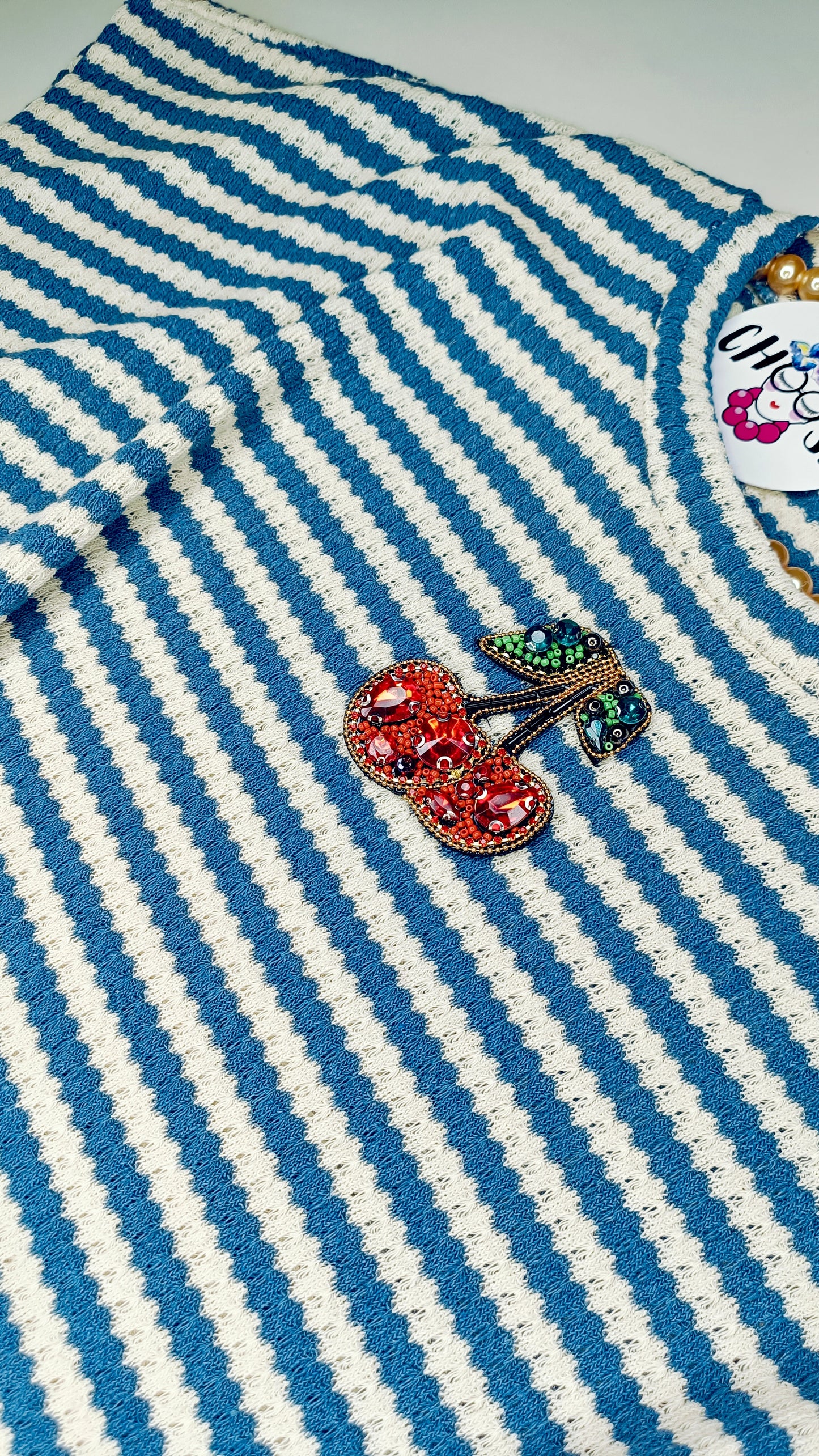 T-Shirt a Righe "Cherry Charm" con Nodo Frontale