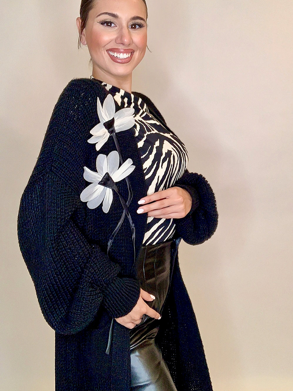 Cardigan con fiori a stelo