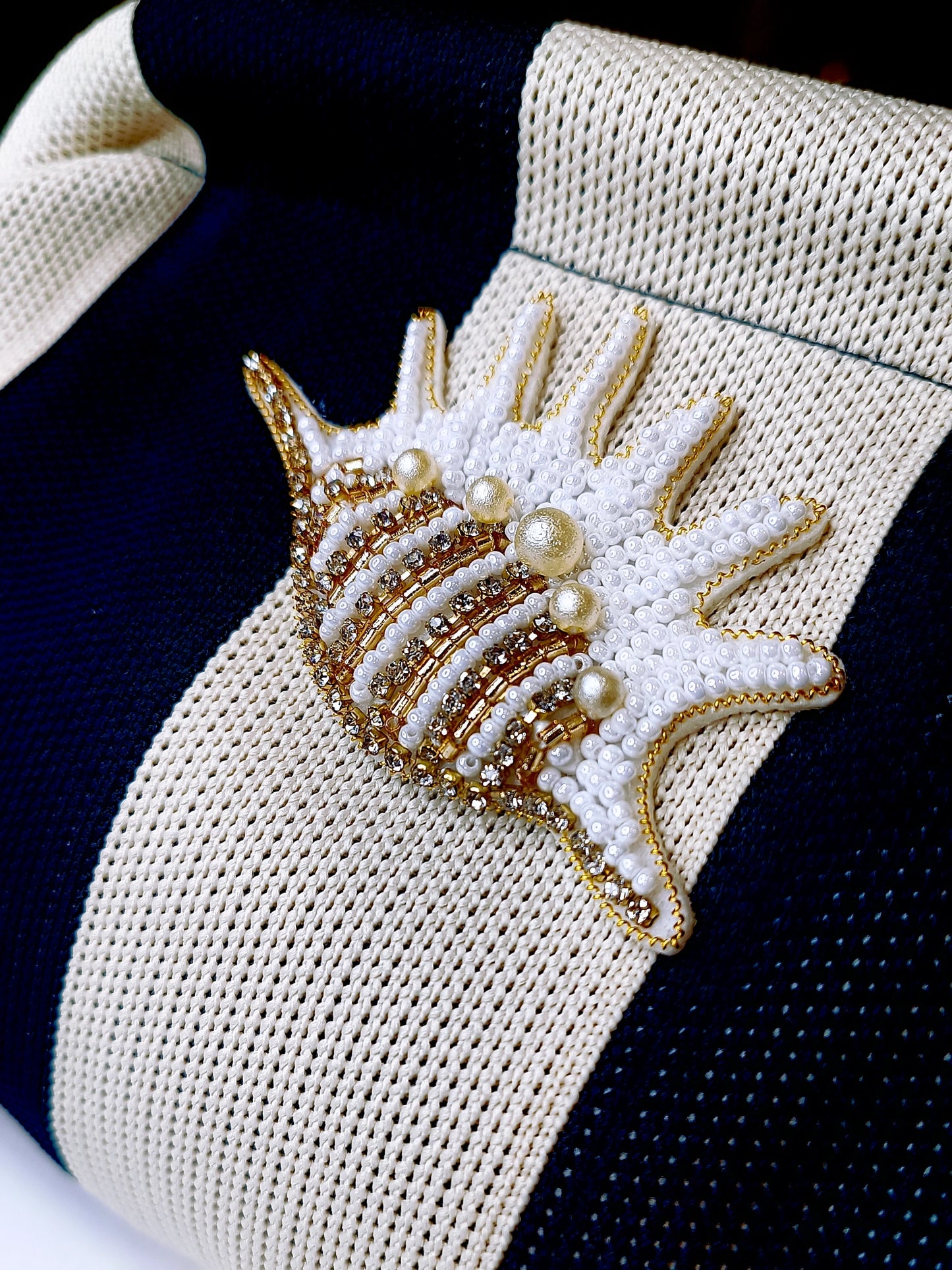 Pochette Clutch a Righe con Dettaglio Conchiglia Gioiello