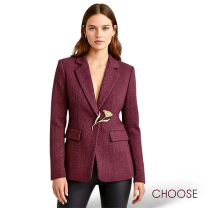 Giacca bordeaux con spilla