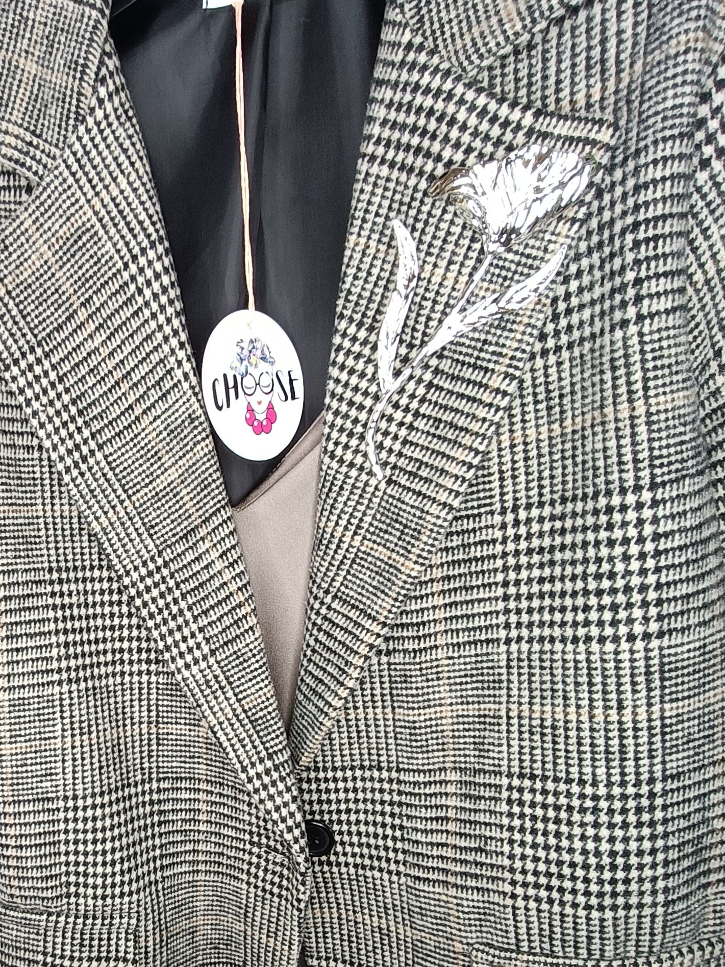 Giacca a quadri con spilla