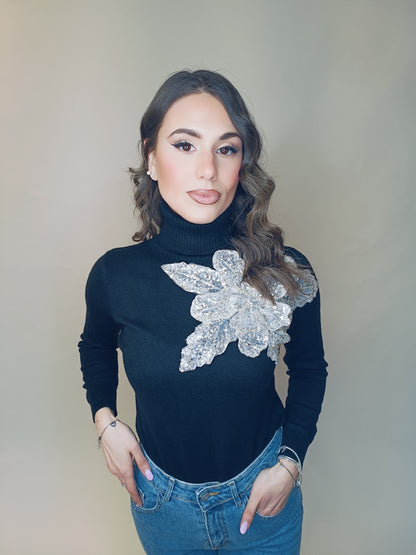 Maglioncino Dolcevita fiore tridimensionale