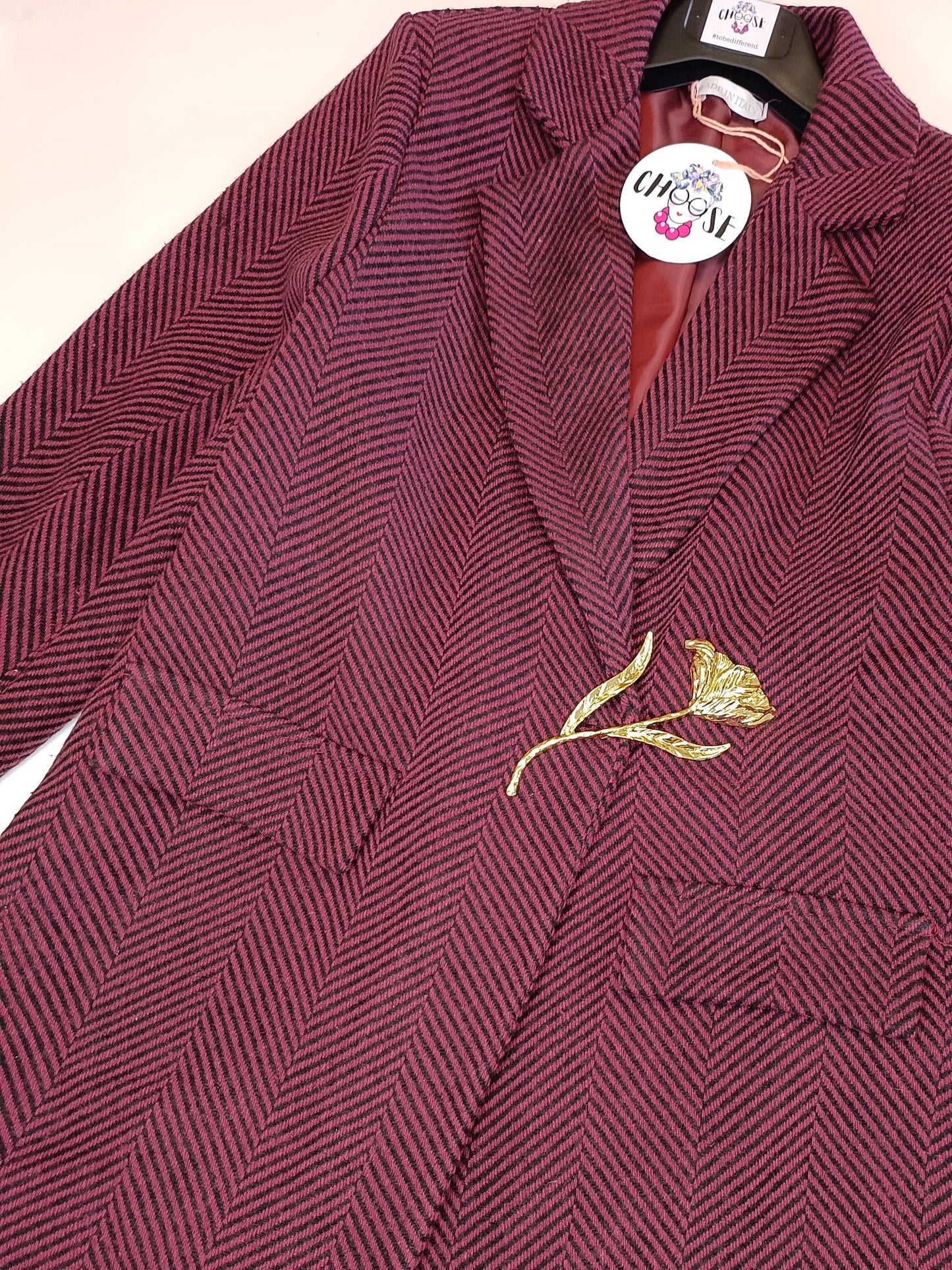 Giacca bordeaux con spilla