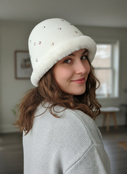 Cappello ecopelliccia e cristalli