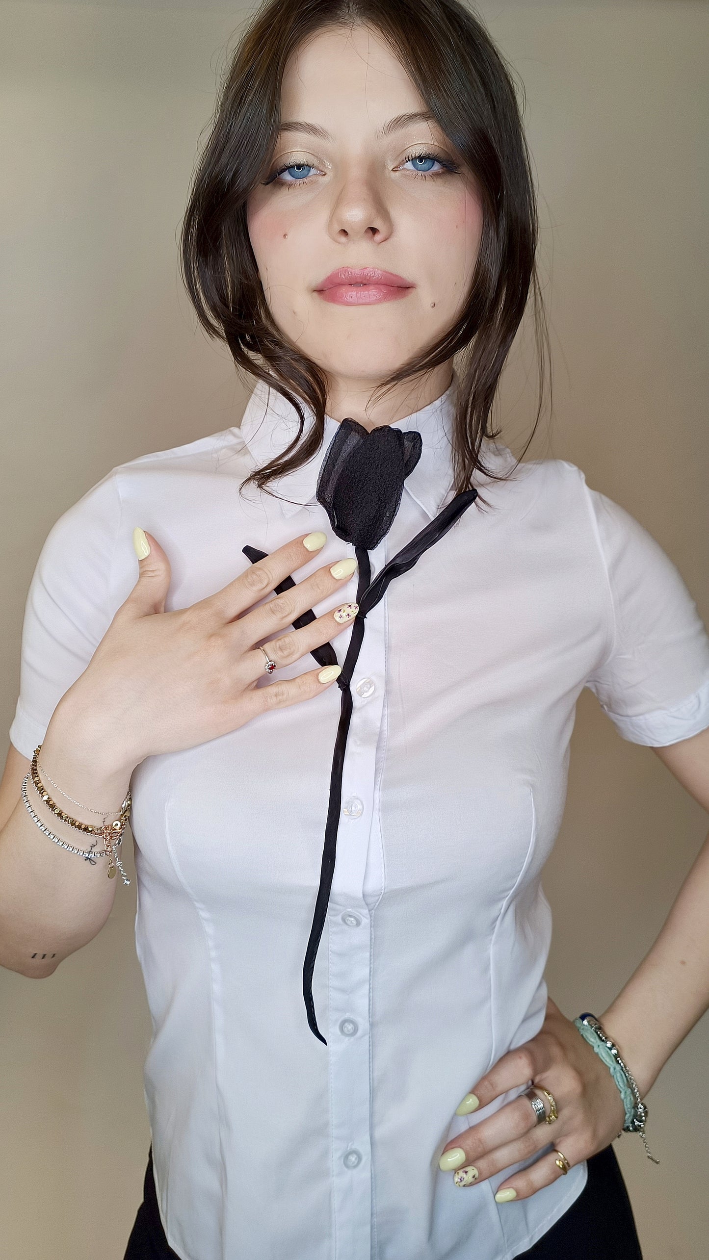 Camicia Bianca a Maniche Corte con Tulipano Tridimensionale Nero