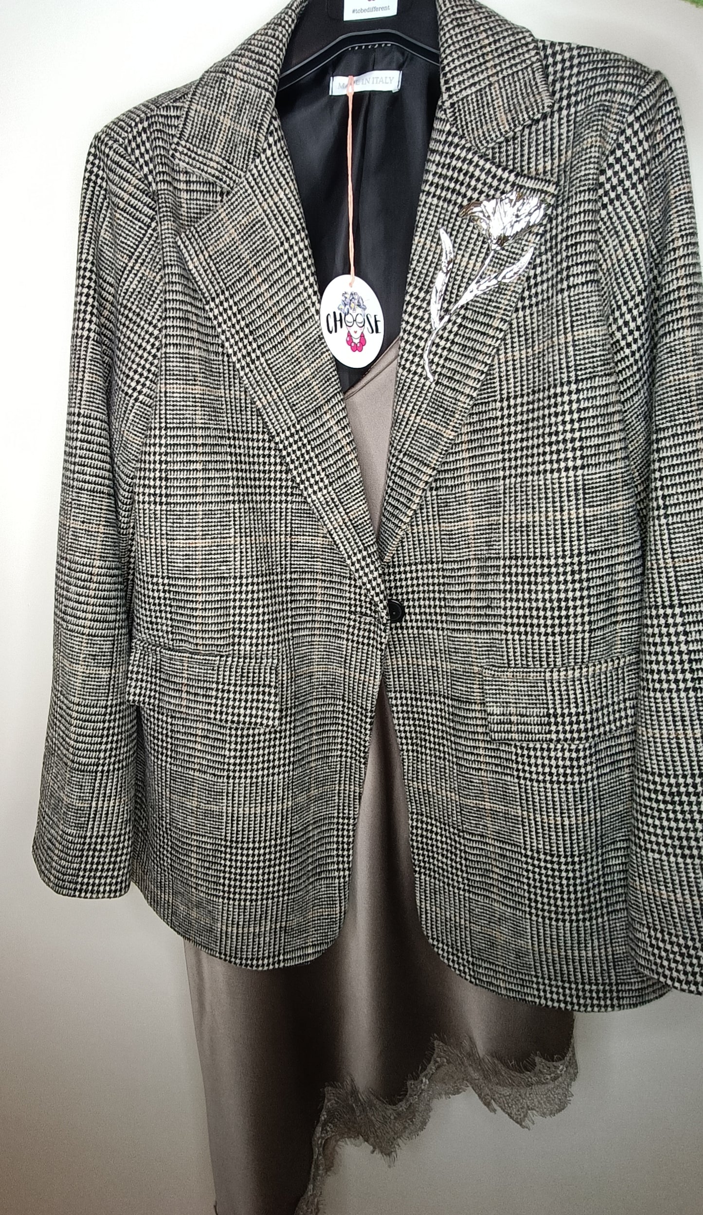 Giacca a quadri con spilla