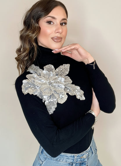 Maglioncino Dolcevita fiore tridimensionale