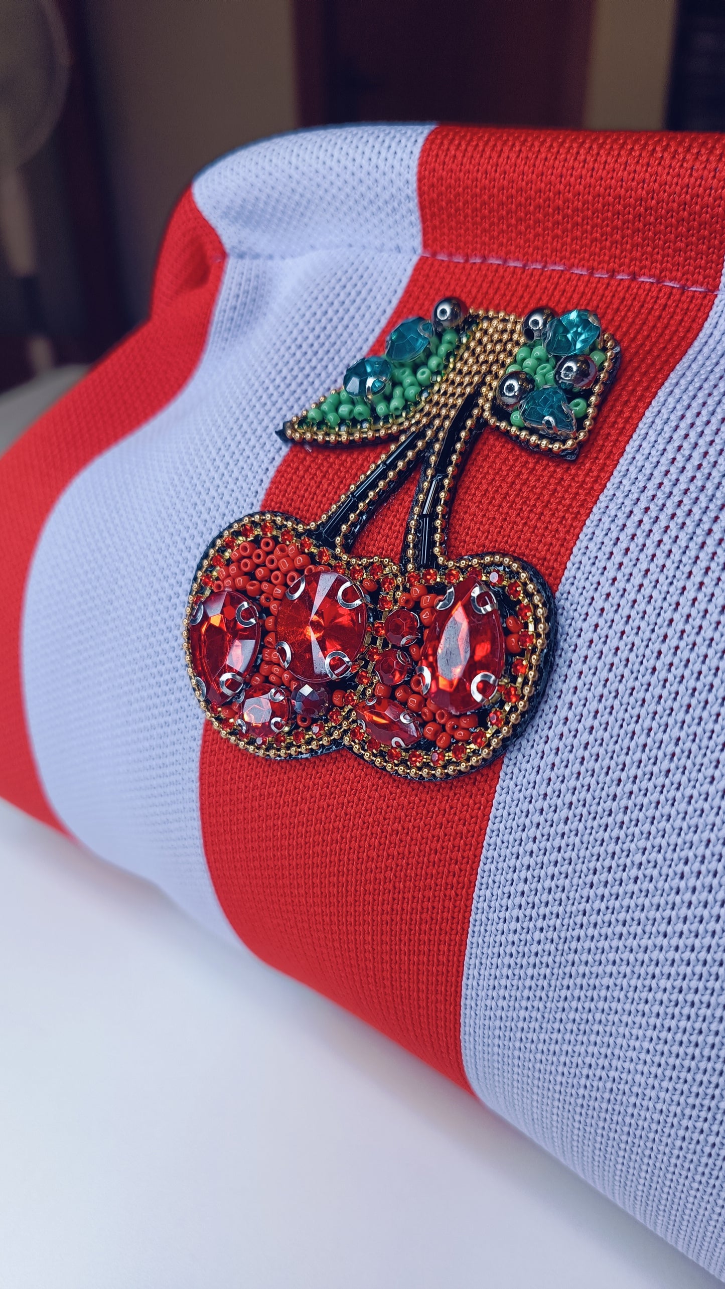 CHERRY POP — Pochette in Tessuto a Righe con Dettaglio Gioiello