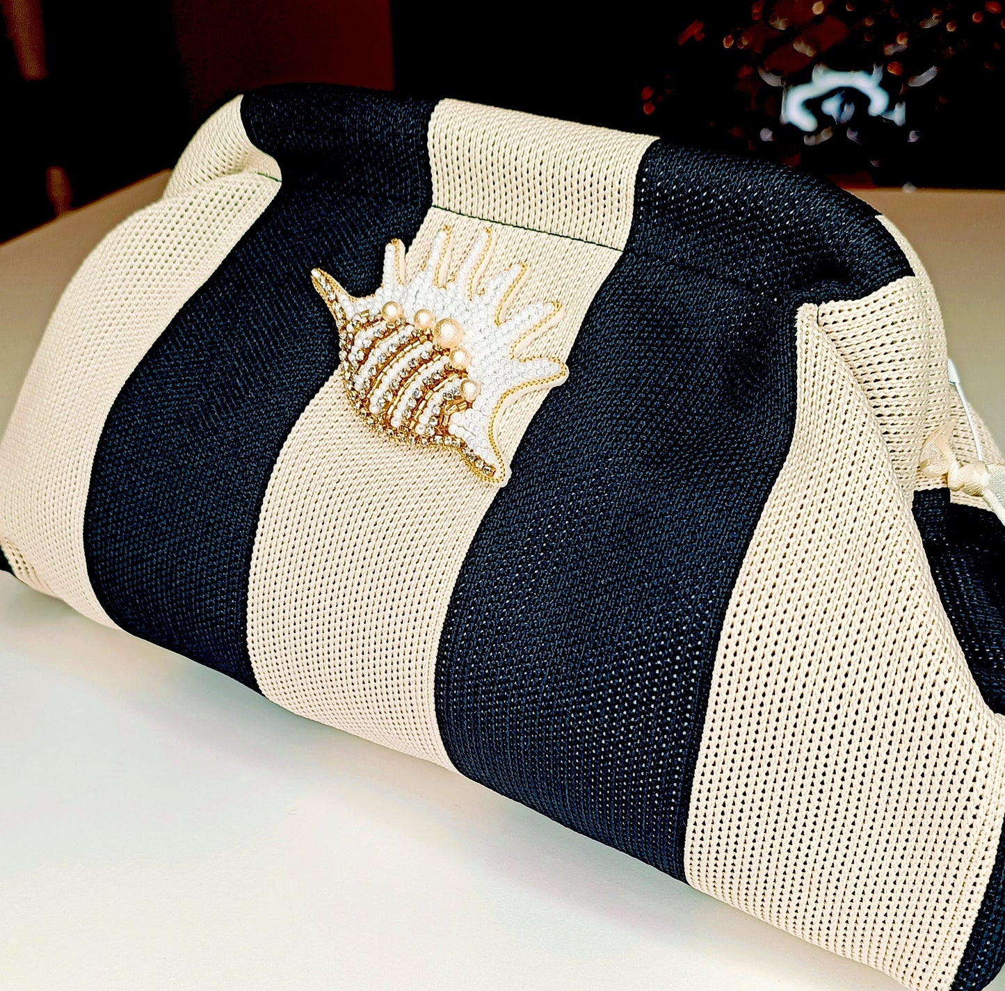 Pochette Clutch a Righe con Dettaglio Conchiglia Gioiello