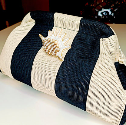 Pochette Clutch a Righe con Dettaglio Conchiglia Gioiello