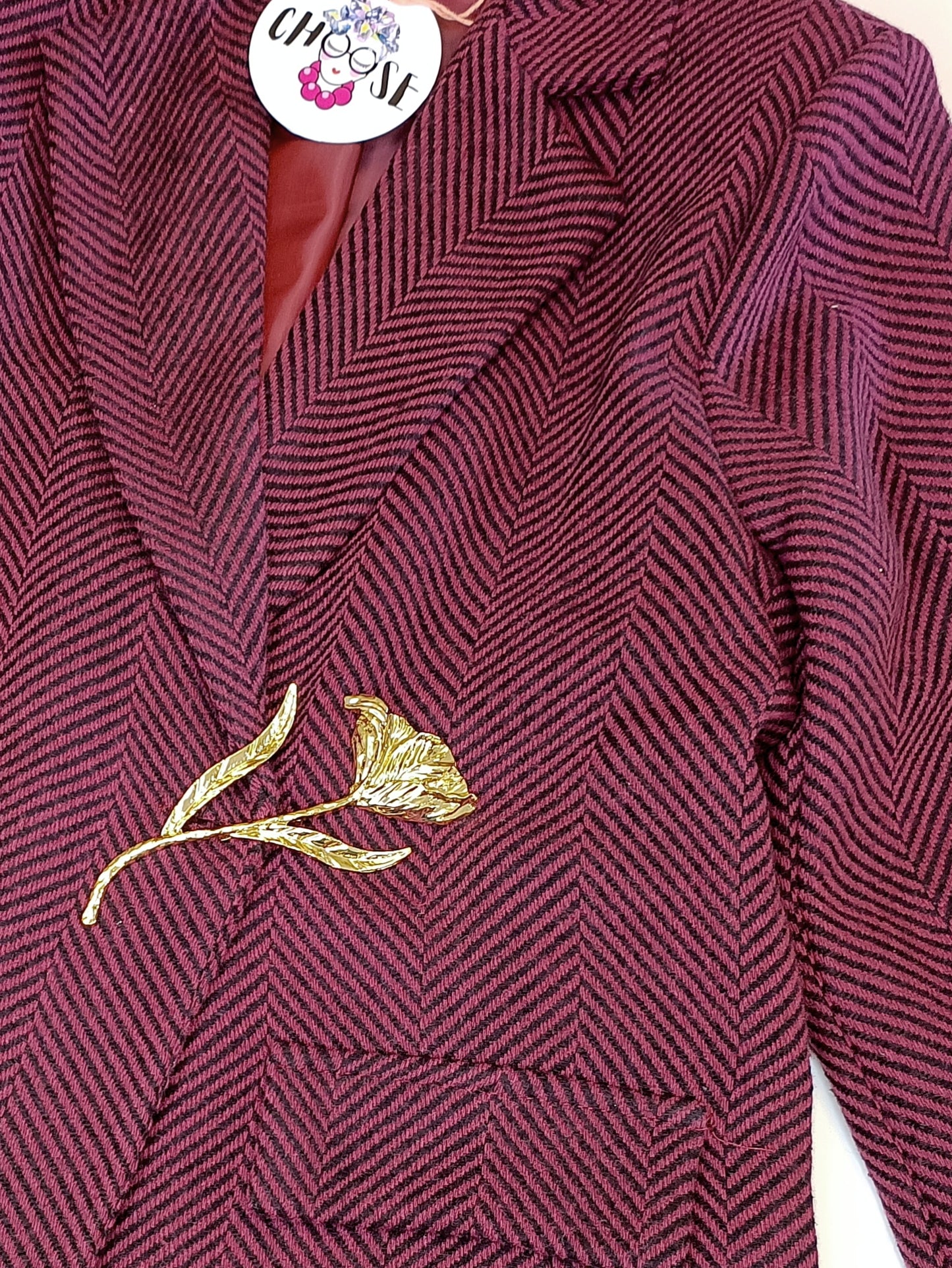 Giacca bordeaux con spilla