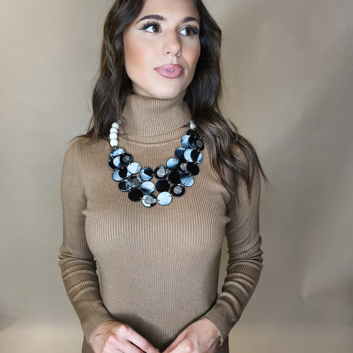 Vestito dolcevita con collana