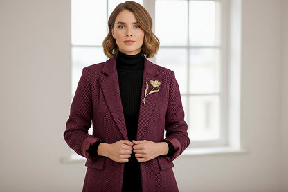 Giacca bordeaux con spilla