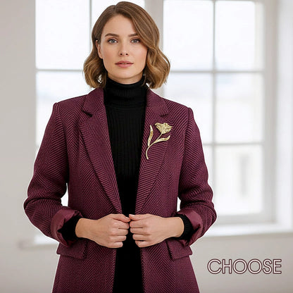 Giacca bordeaux con spilla